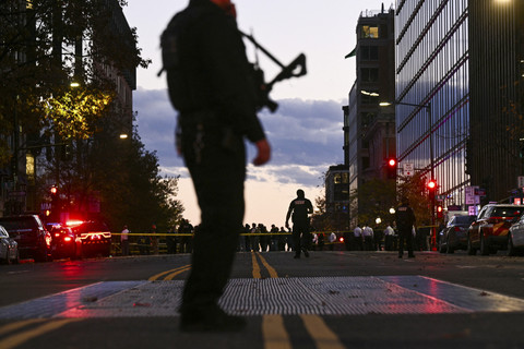 Petugas kepolisian berjaga setelah penembakan di pusat kota Washington, Amerika Serikat, Rabu (26/11/2025). Foto: Brendan Smialowski/AFP