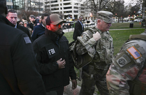 Direktur FBI Kash Patel meninggalkan konferensi pers setelah penembakan di pusat kota Washington, Amerika Serikat, Rabu (26/11/2025). Foto: Brendan Smialowski/AFP