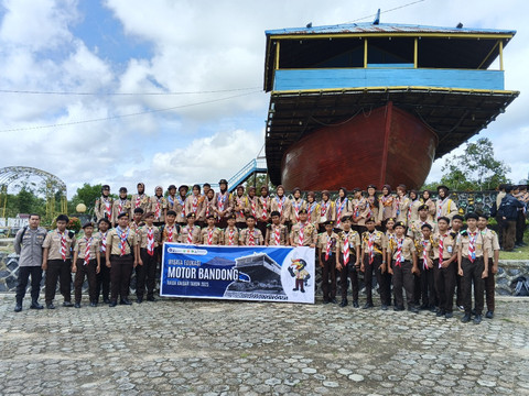 Peserta Raida 2025 mengunjungi Galeri Motor Bandong, pusat informasi tentang perahu besar tradisional yang dulu menjadi sarana transportasi utama masyarakat Sintang. Foto: Dok. Diskominfo Sintang