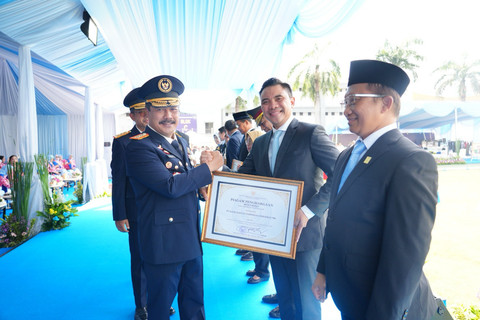 Menteri Imigrasi dan Pemasyarakatan Republik Indonesia, Jenderal Pol. (Purn.) Drs. Agus Andrianto, S.H., M.H. (kiri) menyerahkan Piagam Penghargaan Mitra Kerja Sama kepada Direktur Corporate Banking BRI, Riko Tasmaya (kedua dari kanan) di Lapas Narkotika Kelas IIA Jakarta Timur pada Rabu (19/11). Foto: Dok. BRI