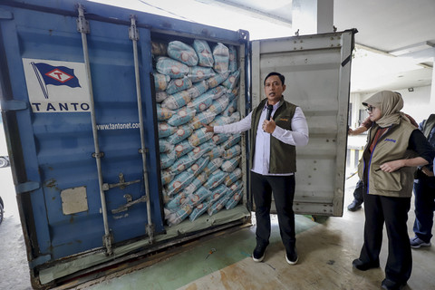 Dirut Bulog Ahmad Rizal Ramdhani menyampaikan keterangan pers saat meninjau mobil kontainer berisi 48 ton beras di kawasan pergudangan Tanjung Priok, Jakarta Utara, Kamis (27/11/2025). Foto: Jamal Ramadhan/kumparan