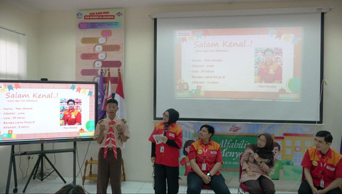Seorang siswa saat bertanya kepada dua narasumber, Meri dan Boyle. Foto: dok. Alfamart
