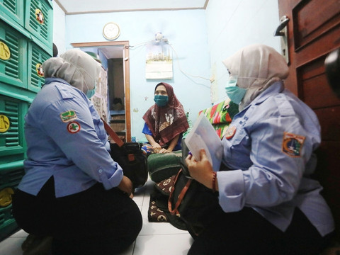 Petugas di Kampung Siaga TBC. Foto: dok. Pemprov DKI