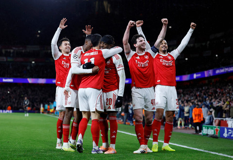 Gabriel Martinelli dari Arsenal merayakan gol ketiga mereka bersama rekan satu timnya pada pertandingan Liga Champions antara Arsenal vs Bayern Muenchen di Stadion Emirates, London, Inggris, Kamis (27/11/2025) dini hari WIB. Foto: Peter Cziborra/REUTERS