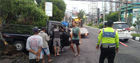 Lokasi kecelakaan Brio tabrak 3 motor dan 1 mobil yang terparkir, Kamis (27/11/2025). Foto: Dok. Polresta Sleman