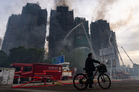 Petugas pemadam kebakaran berupaya memadamkan kebakaran yang terjadi di Wang Fuk Court, sebuah kompleks perumahan di distrik Tai Po, Wilayah Baru Hong Kong, Kamis (27/11/2025). Foto: Chan Long Hei/AP Photo