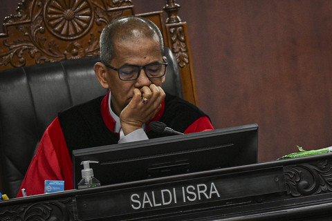 Wakil Ketua Mahkamah Konstitusi (MK) Saldi Isra mengikuti sidang pembacaan putusan Pengujian Materiil Undang-Undang Nomor 17 Tahun 2014 tentang MPR, DPR, DPD dan DPRD di Gedung Mahkamah Konstitusi, Jakarta, Kamis (27/11/2025).  Foto: Fauzan/ANTARA FOTO