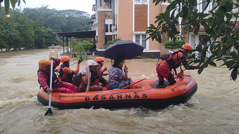 Tim SAR Kota Medan evakuasi warga yang terdampak banjir di Perumahan Villa Zeqita Medan Tuntungan, Medan, Kamis (27/11/2025).  Foto: Dok. Basarnas Medan