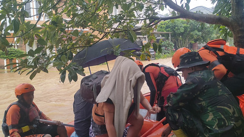 Tim SAR Kota Medan evakuasi warga yang terdampak banjir di Perumahan Villa Zeqita Medan Tuntungan, Medan, Kamis (27/11/2025).  Foto: Dok. Basarnas Medan