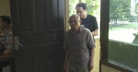 Herianto (70), lansia pikun yang menculik bocah berusia 4 tahun di Makassar diamankan polisi di rumahnya di Paccerakkang, Kecamatan Biringkanaya, Kota Makassar, Kamis (27/11). Foto: Dok. Istimewa