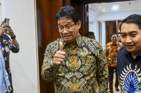 Menteri Keuangan Purbaya Yudhi Sadewa bersiap mengikuti rapat kerja dengan Komisi XI DPR di Kompleks Parlemen, Senayan, Jakarta, Kamis (27/11/2025). Foto: Rivan Awal Lingga/ANTARA FOTO
