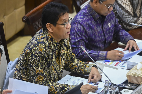 Menteri Keuangan Purbaya Yudhi Sadewa menyampaikan paparan saat mengikuti rapat kerja dengan Komisi XI DPR di Kompleks Parlemen, Senayan, Jakarta, Kamis (27/11/2025).  Foto: Rivan Awal Lingga/ANTARA FOTO