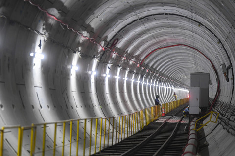 Pekerja menyelesaikan pembangunan MRT Jakarta Fase 2A CP202, Stasiun Sawah Besar dan Stacked Tunnel (terowongan bertingkat) di Jakarta, Kamis (27/11/2025). Foto: Muhammad Adimaja/ANTARA FOTO