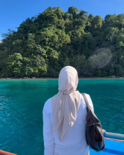 Warga Kalbar berbagi keindahan Banda Neira. Foto: Dok. Instagram @tengkurizkyyy.