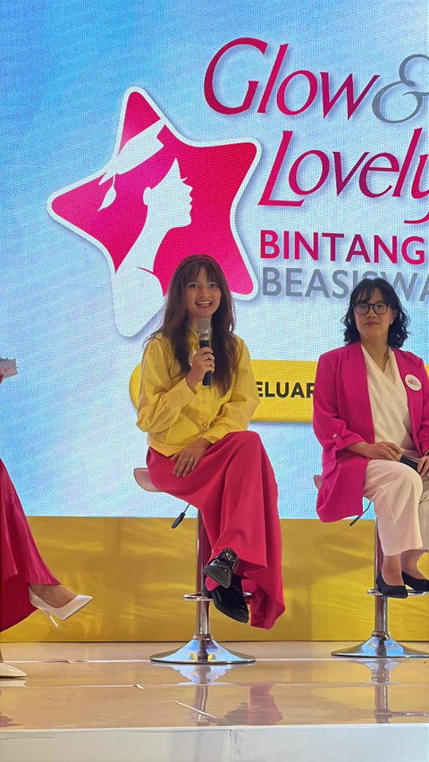 Sabrina Anggraini isi sesi talkshow di Inagurasi Glow & Lovely Bintang Beasiswa 2025. Foto: Glow & Lovely