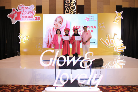 Dua Adik Bintang penerima Beasiswa Glow & Lovely (Dari kiri ke kanan: Stella Tika Lestari, Weni Rahayu Cahya Wati, Ade Husna, Yudi Anwar) . Foto: Glow & Lovely