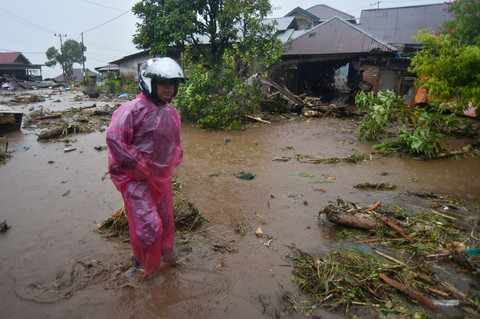 Warga melintas jalan pasca longsor di Toboh Tangah, Nagari Malalak Timur, Agam, Sumatera Barat, Kamis (27/11/2025). Foto: Iggoy el Fitra/ANTARA FOTO