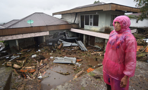 Warga berada di depan rumah yang terdampak longsor di Toboh Tangah, Nagari Malalak Timur, Agam, Sumatera Barat, Kamis (27/11/2025). Foto: Iggoy el Fitra/ANTARA FOTO