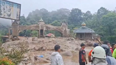 Longsor menerjang kawasan jalan lintas nasional di Lembah Anai tepatnya di gerbang masuk Kota Padang Panjang, Sumatera Barat (Sumbar), Kamis (27/11/2025). Foto: Polres Padang Panjang