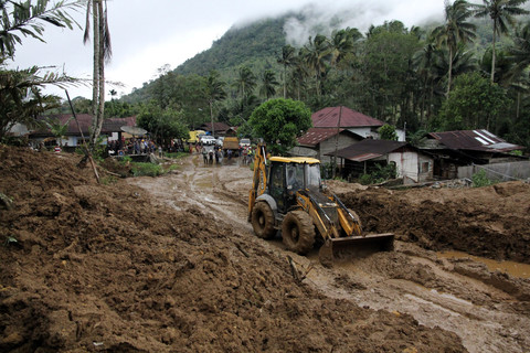Petugas menggunakan alat berat membersihkan material longsor di Desa Parsalakan, Kecamatan Angkola Barat, Kabupaten Tapanuli Selatan, Sumatera Utara, Kamis (27/11/2025). Foto: Yudi Manar/ ANTARA FOTO