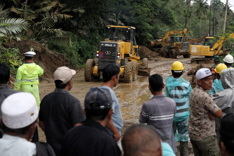Petugas menggunakan alat berat membersihkan material longsor di Desa Parsalakan, Kecamatan Angkola Barat, Kabupaten Tapanuli Selatan, Sumatera Utara, Kamis (27/11/2025). Foto: Yudi Manar/ ANTARA FOTO
