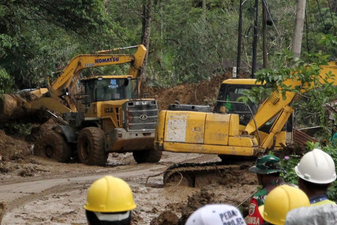 Petugas menggunakan alat berat membersihkan material longsor di Desa Parsalakan, Kecamatan Angkola Barat, Kabupaten Tapanuli Selatan, Sumatera Utara, Kamis (27/11/2025). Foto: Yudi Manar/ ANTARA FOTO