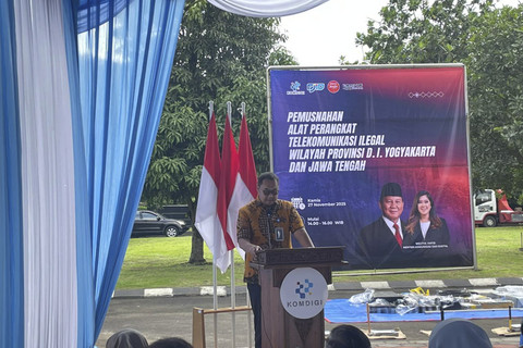 Plh Dirjen Infrastruktur Digital Kemkomdigi, Ervan Fathurokhman Adiwidjaja, dalam pemusnahan alat perangkat telekomunikasi ilegal wilayah Provinsi DI Yogyakarta dan Jawa Tengah di Kantor Balai Monitor SFR Yogyakarta, Kamis (27/11/2025). Foto: Fadhil Pramudya/kumparan