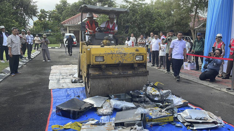Pemusnahan alat perangkat telekomunikasi ilegal hasil penertiban di wilayah Provinsi DI Yogyakarta dan Jawa Tengah, di Kantor Balai Monitor SFR Yogyakarta, Kamis (27/11/2025). Foto: Fadhil Pramudya/kumparan