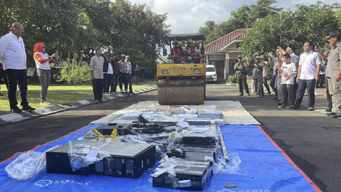 Pemusnahan alat perangkat telekomunikasi ilegal hasil penertiban di wilayah Provinsi DI Yogyakarta dan Jawa Tengah, di Kantor Balai Monitor SFR Yogyakarta, Kamis (27/11/2025). Foto: Fadhil Pramudya/kumparan