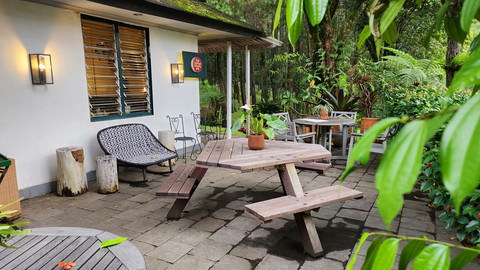 Hidden kafe ala rumah Belanda di Puncak yang sajikan aneka camilan sampai wedang. Foto: Azalia Amadea/Kumparan