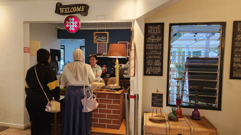Hidden kafe ala rumah Belanda di Puncak yang sajikan aneka camilan sampai wedang. Foto: Azalia Amadea/Kumparan