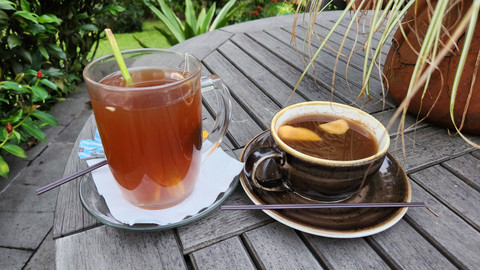 aneka wedangan ala Club Huis Puncak yang cocok buat menemani ngemil. Foto: Azalia Amadea/Kumparan