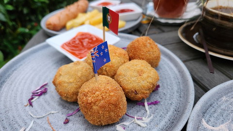 bitterballen di kafe Club Huis ala rumah Belanda di Puncak. Foto: Azalia Amadea/Kumparan