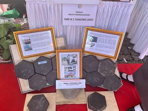 Paving Block yang terbuat dari plastik dan sekam bakar karya siswa SMKN 1 Tanjung Lago/Anyelir. 