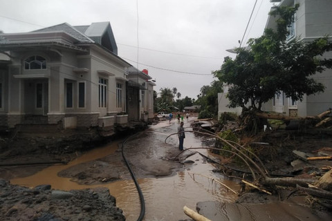 Kawasan perumahan elit yang terdampak banjir bandang di Lubuk Minturun, Padang, Sumatera Barat, Kamis (27/11/2025).  Foto: kumparan