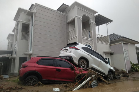 Kawasan perumahan elit yang terdampak banjir bandang di Lubuk Minturun, Padang, Sumatera Barat, Kamis (27/11/2025).  Foto: kumparan