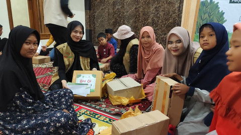 Para konten kreator memberikan box happiness kepada anak-anak minoritas muslim di Samosir, Rabu (26/11). Foto: Amar Marpaung/kumparan
