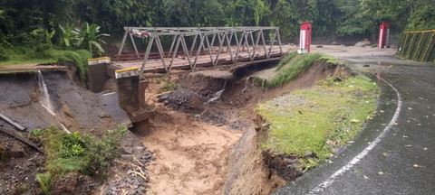 Akses utama di Kabupaten Bener Meriah terputus total setelah diterjang banjir bandang dan longsor, Kamis (27/11/2025). Foto: Dok. Diskominfo Bener Meriah