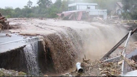 Akses utama di Kabupaten Bener Meriah terputus total setelah diterjang banjir bandang dan longsor, Kamis (27/11/2025).  Foto: Dok. Diskominfo Bener Meriah