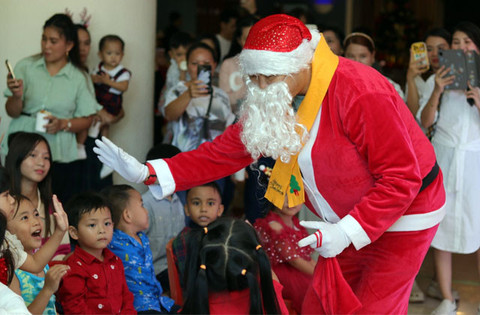 Agenda spesial Meet Santa in Wonderland yang digelar Aryaduta Manado untuk semakaran Natal dan Tahun Baru.