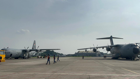 Jejeran pesawat Hercules yang membawa bantuan bencana Aceh-Sumut-Sumbar di Halim Perdana Kusuma, Jumat (28/11). Foto: Rayyan Farhansyah/kumparan