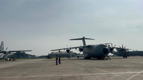 petugas menyiapkan pesawat Hercules yang membawa bantuan bencana Aceh-Sumut-Sumbar di Halim Perdana Kusuma, Jumat (28/11). Foto: Rayyan Farhansyah/kumparan