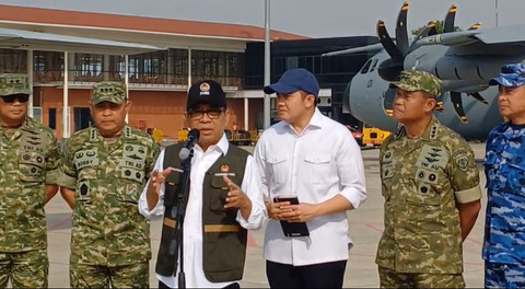 Menteri Koordinator Bidang Pembangunan Manusia dan Kebudayaan (Menko PMK) Pratikno saat melepas pengiriman bantuan ke Sumatera di Landasan Udara Halim Perdanakusuma, Jakarta Timur, Jumat (28/11). Foto: Rayyan/Kumparan