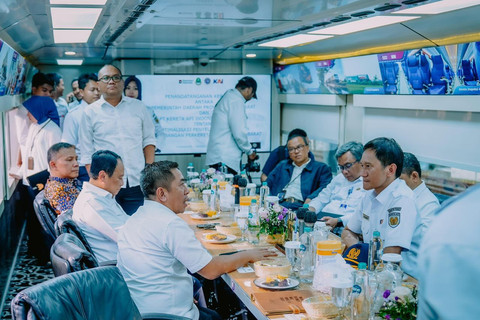 Bupati Karawang, Aep Syaepuloh mengawal rencana perluasan layanan Kereta Rel Listrik (KRL) Commuter Line hingga ke wilayah Karawang. Foto: Dok. Istimewa