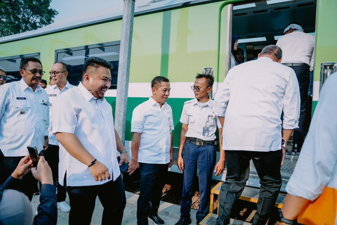 Bupati Karawang, Aep Syaepuloh (tengah) mengawal rencana perluasan layanan Kereta Rel Listrik (KRL) Commuter Line hingga ke wilayah Karawang. Foto: Dok. Istimewa