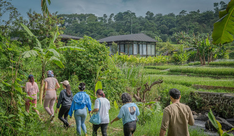 Peserta diajak menyusuri sawah, pemukiman warga, dan sungai sejauh 2 kilometer. Foto: JHL Collection