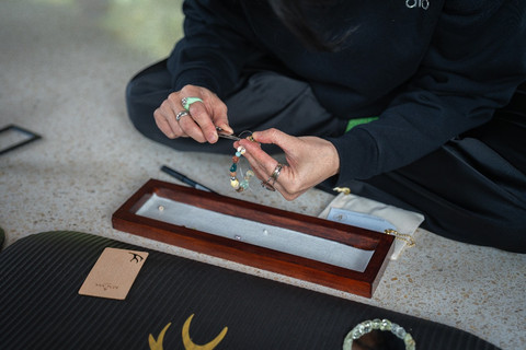 Peserta diajak membuat gelang dari kristal dan manik-manik yang dipilih sesuai kepribadian.. Foto: JHL Collection