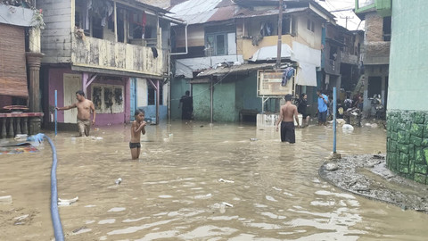 Kondisi Banjir di Kota Medan masih selutut orang dewasa, Warga mulai bersih-bersih, Jumat (28/11/2025). Foto: Amar Marpaung/kumparan