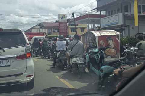 Antrean warga kota Gunung Sitoli, Nias cari wifi starlink untuk kasih kabar keluarga. Foto: Dok. Soezono Ebenezer Saragih