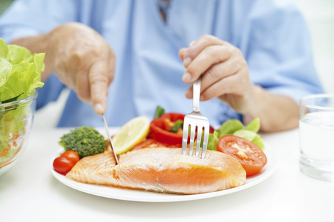 Ilustrasi pasien lansia makan sendiran. Foto: Shutterstock